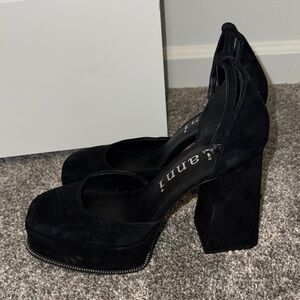 Gianni Bini Black Platform Heels